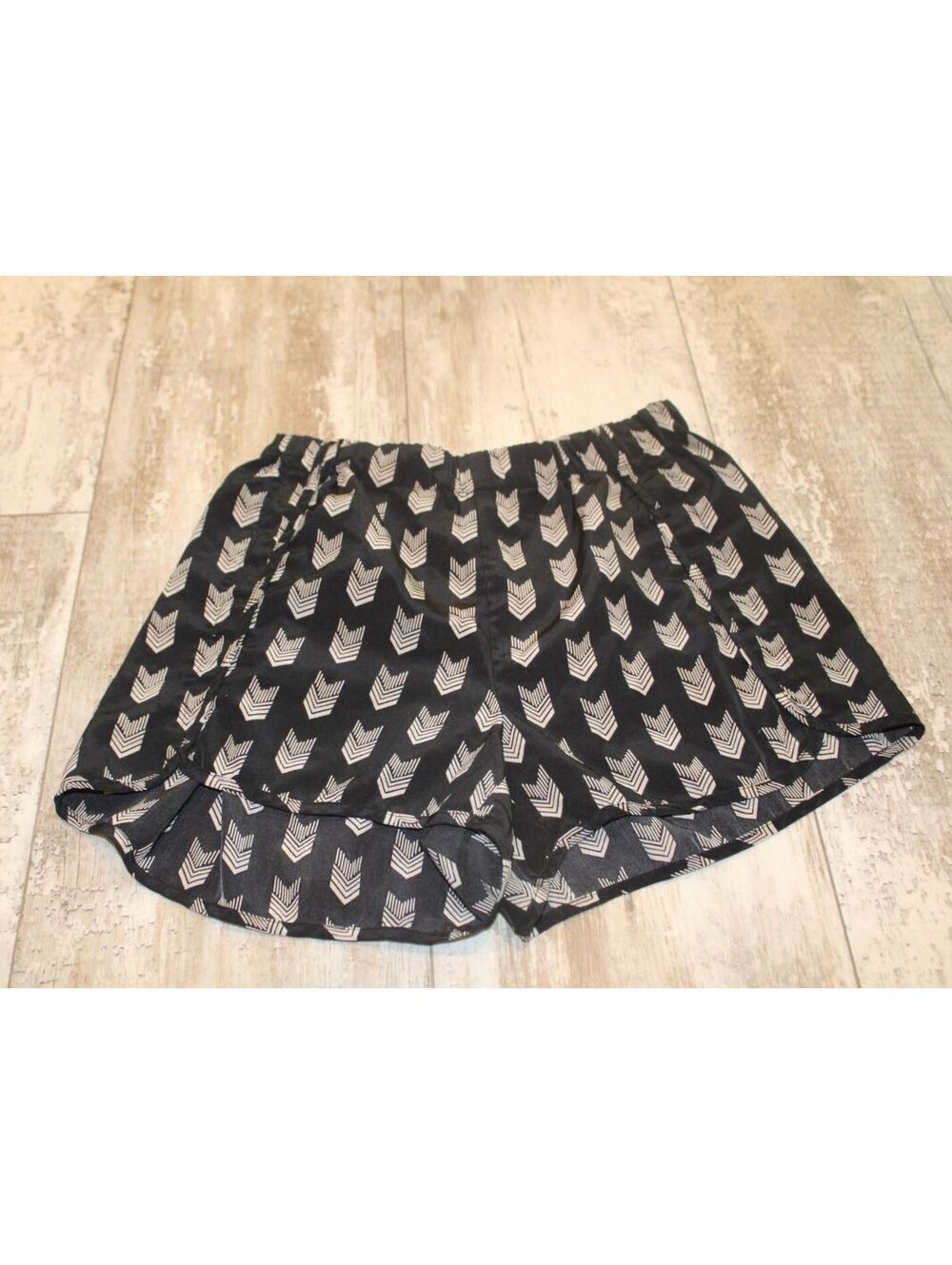 Forever 21 XS Black Arrow Print Dolphin Shorts Boho